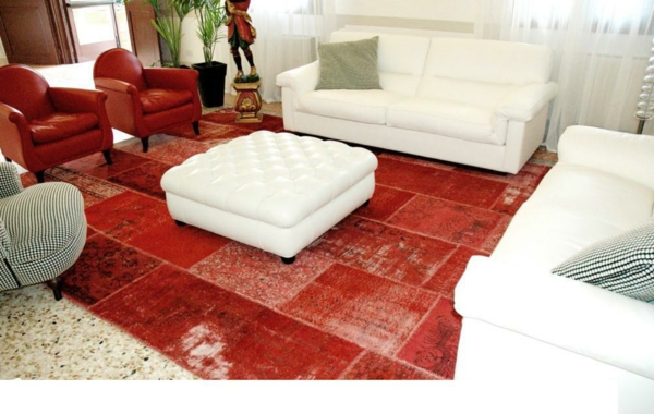 vintage-teppich-im-schönen-wohnzimmer-mit weißen möbelstücken