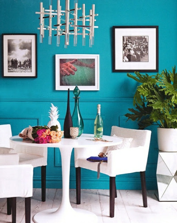 wandfarbe-türkis-in-der-küche-mit-vielen-bildern-und-weiße-stühle