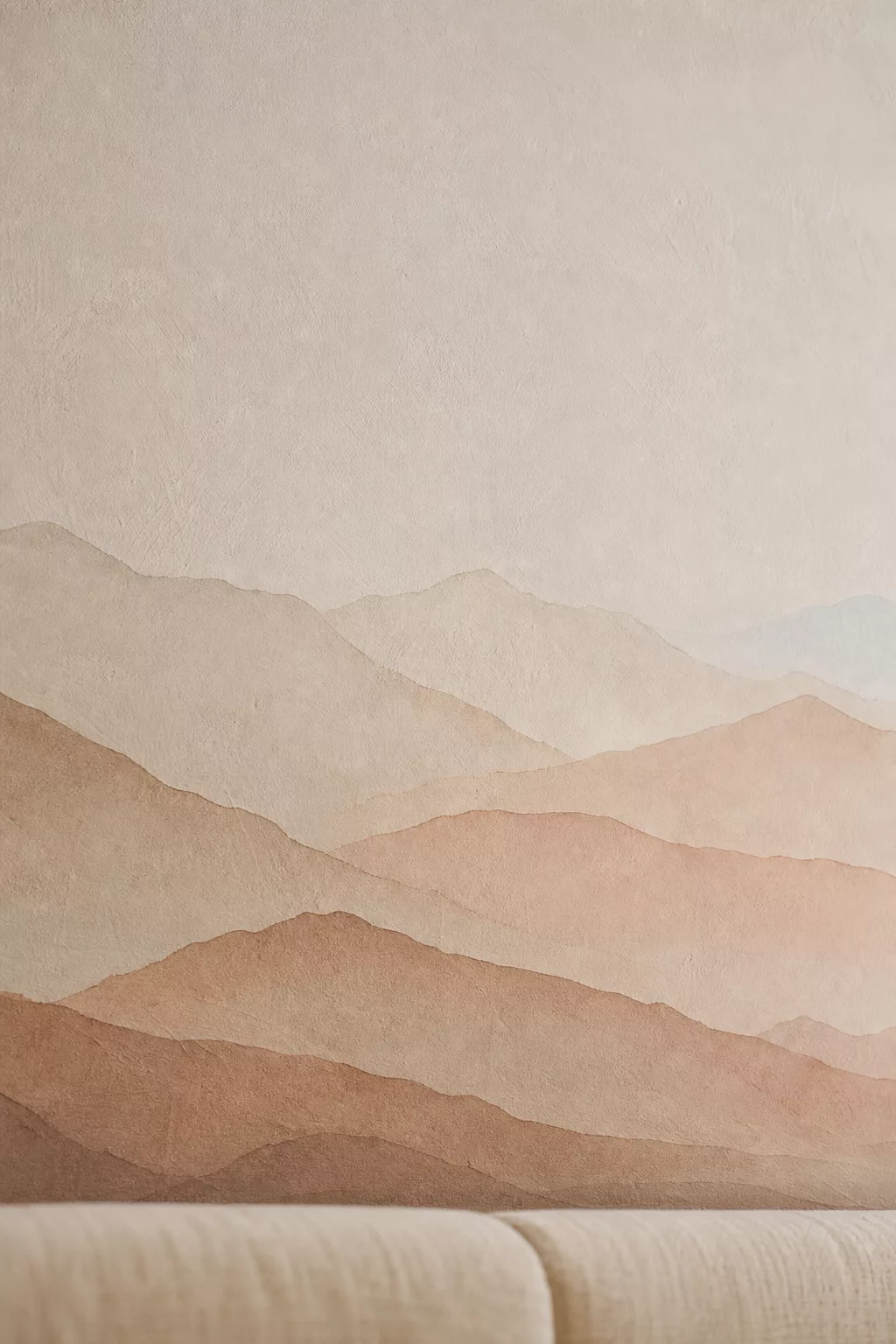 Gemalte Berglandschaft in Aquarell-Optik in Sand- und Cremetönen