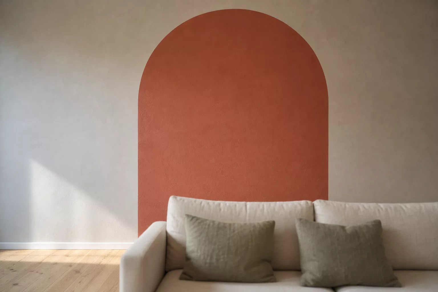 Gemalter Bogen als Color-Block hinter dem Sofa im Wohnzimmer