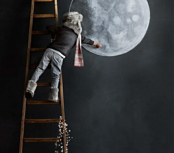Mond malen an der Wand im Kindezimmer
