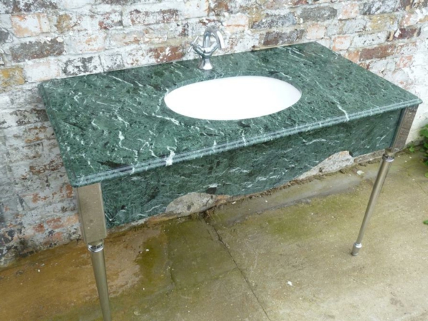 waschbecken-fürs-badezimmer-grüner-marmor-dahinter ist eine ziegelwand