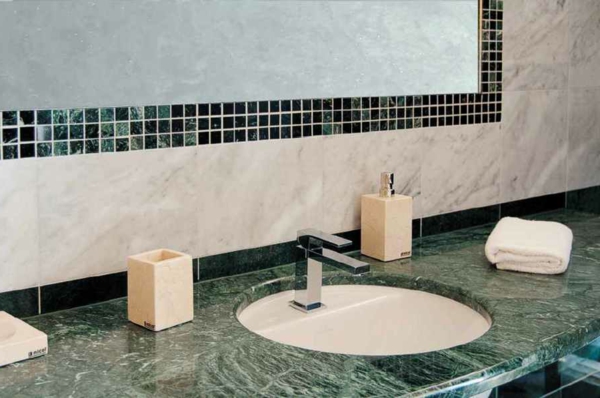 waschebecken-im-badezimmer-grüner-marmor-dekorative mosaikfliesen