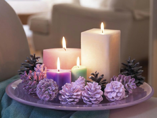 weihnachtsdeko-mit-weißen-kerzen- lila zapfen