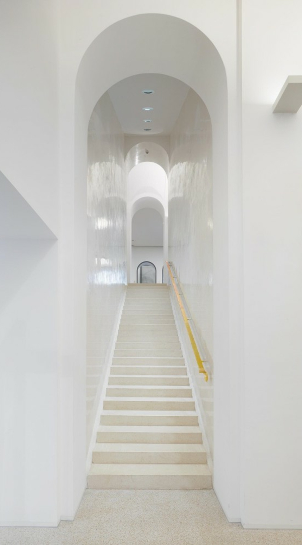 weiße-gestaltung-für-flur-mit-schönen-treppen- minimalistisch aussehen
