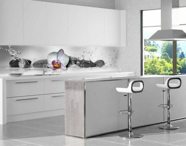 weiße-küche-sehr-schön-küchenrückwand-aus-glas- kochinsel und barhocker