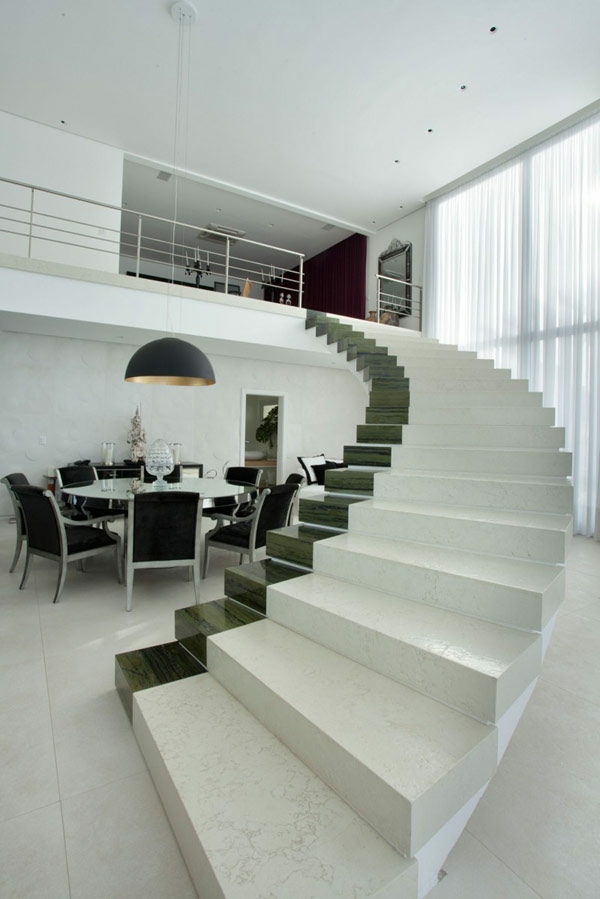 weiße-treppen--in-einer-ultramodernen-wohnung-neben einem runden esstisch
