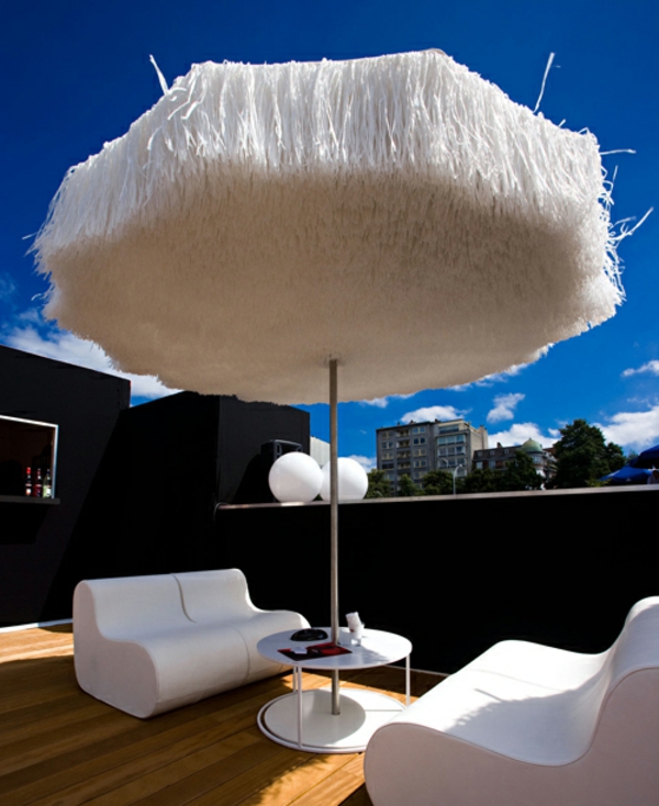 weißer-sonnenschirm-und-sonnenschirmständer- für-balkon-extravaganter look