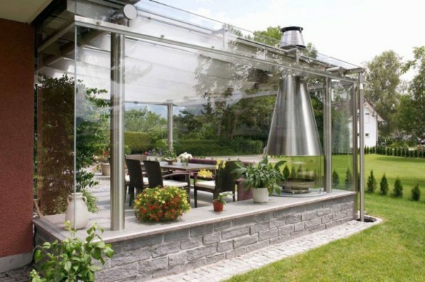 wirklich-schön-aussehendes-modernes-glashaus-mit einem super großen hof