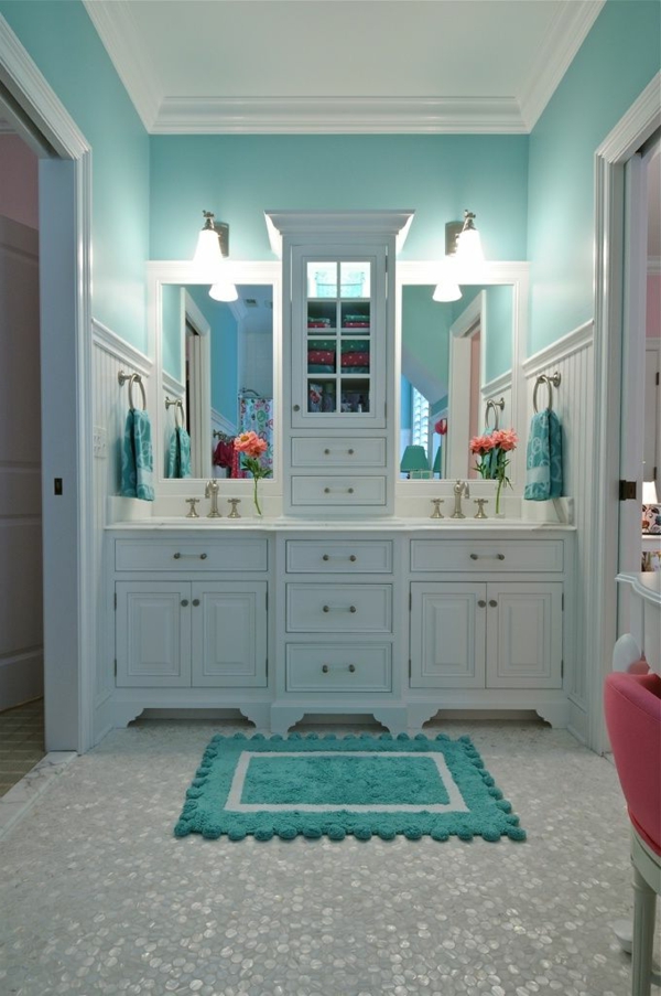 tolle-wohnideen-badezimmer-mit-weißen-schränken-und-türkis-wandfarbe
