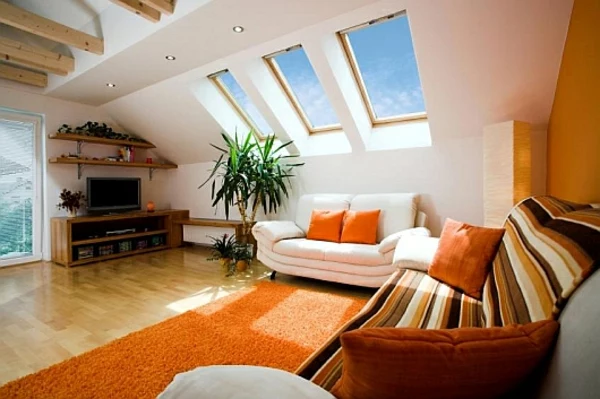 wohnzimmer-im-dachgeschoss-orangen-teppich-und-kissen