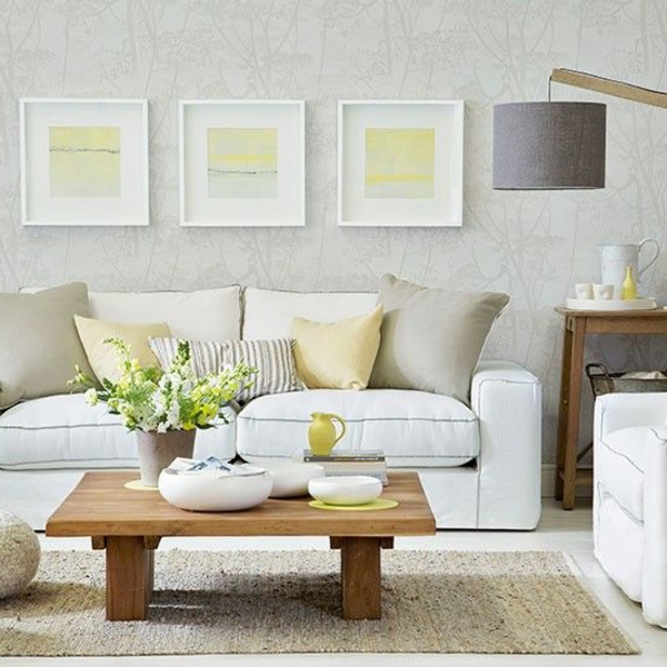 wohnzimmer-mit-tapeten-mit-cremeweißer-farbe-kleistern-weißes Sofa