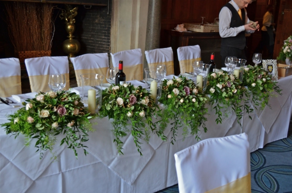 wunderbare-Tischgestecke-für-Hochzeit-mit-rosen