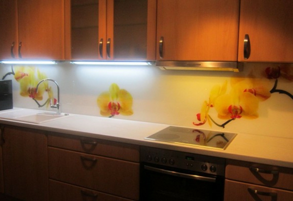 wunderschöne-küchenrückwand-aus-glas- mit blumen bemalungen