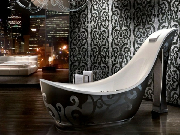 wunderschönes-bad-mit-mosaikfliesen-badewanne-in-der-form-von-einem-schuh- luxuriöse wohnung