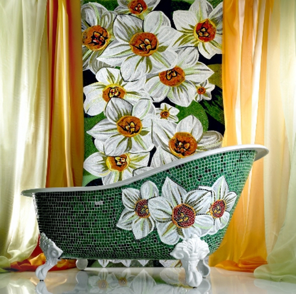 wunderschönes-bad-mit-mosaikfliesen- eine akzentwand und eine super luxuriöse feristehende badewanne