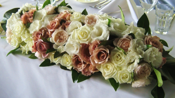 zarte-Tischgestecke-für-Hochzeit-rosen