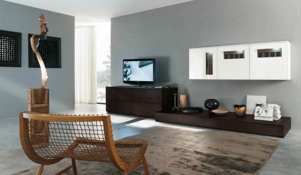zimmergestaltung -ideen-modernes-Design-für-Wohnzimmer-viel Raum-und Holzsessel-zum-relaxen