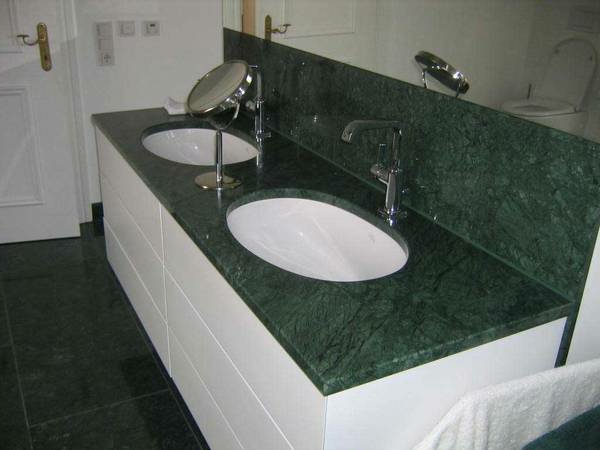 zwei-waschbecken-grüner-marmor-moderne gestaltung fürs bad