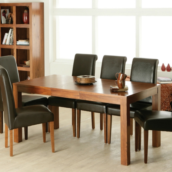 Schwarze-Lederstühle-mit-dem Tisch-aus-Holz