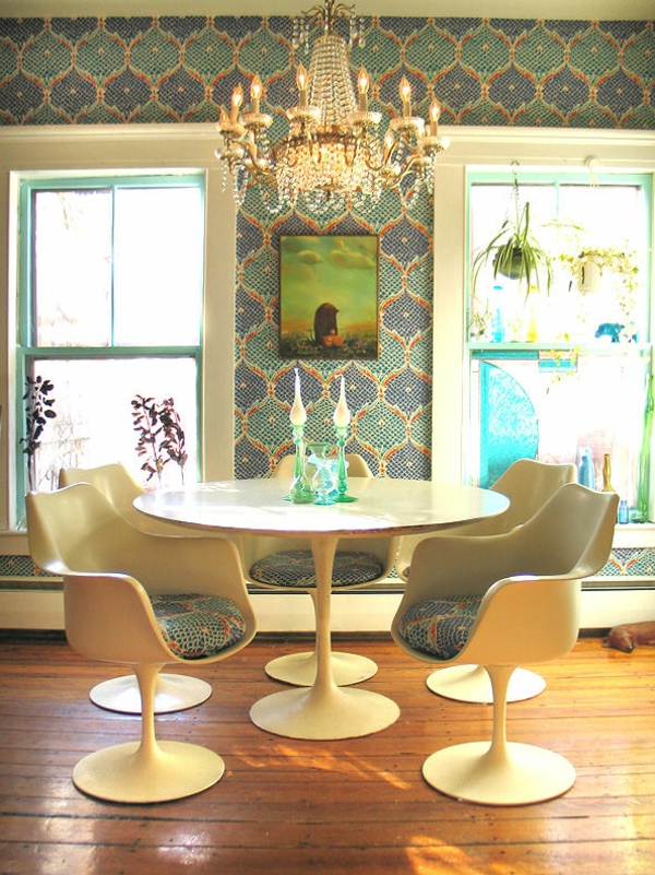 Tulip-Table-retro-mit Wandtappeten-und-vier-Sessel