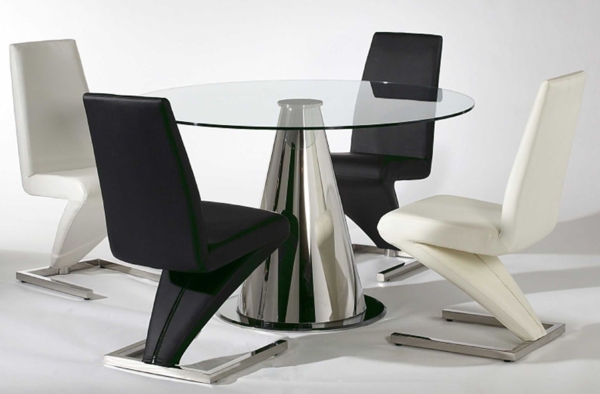 Schwarz-weisse- Lederstühle-und Tisch-aus-Glass