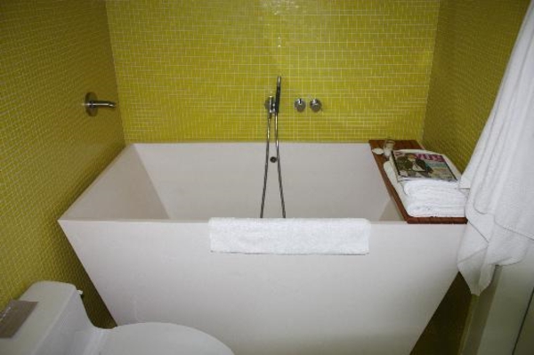 Badewanne-für-kleines-Bad-grüne-Wand-Olivgrün