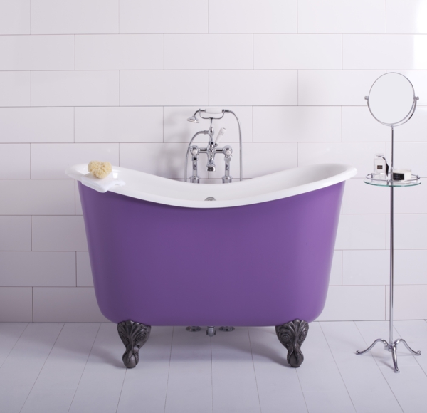 coole-Badewanne-für-kleines-Bad-in-lila-Farbe