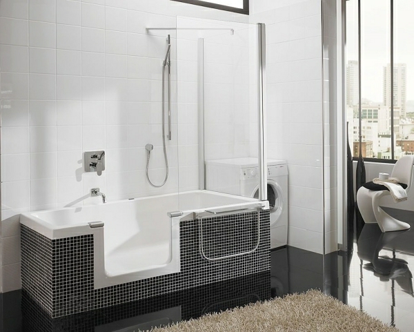 Badewanne-für-kleines-Badezimmer-walk-in-dusche-schwarze-Fliesen