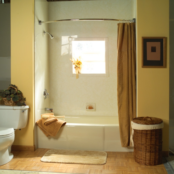 Badewanne-mit-Dusche-und-Vorhänge-Badezimmer