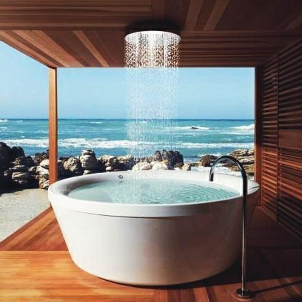 Badewanne-und-Dusche-kombiniert-draußen-baden-paradies