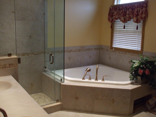 Badewannen-für-kleines-Badezimmer-klassisches-Design