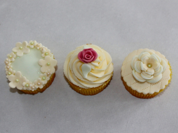 Cupcakes-Hochzeit-mit-rosen-und-kleinen-blümchen-glänzend