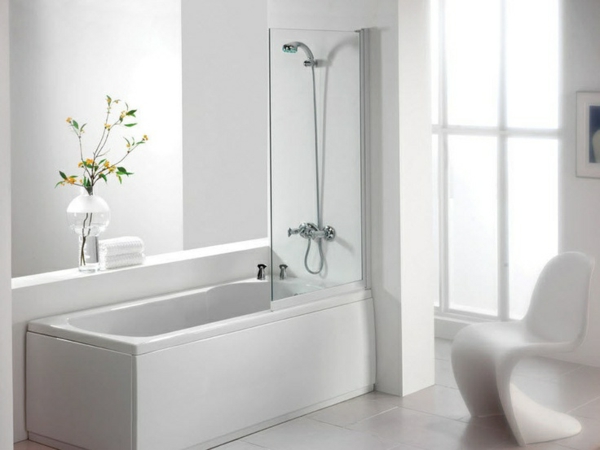 elegante-Dusche-und-Badewanne-in-einem-weiße-Farbe