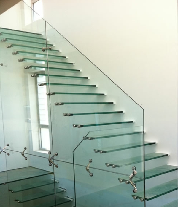 Freitragende-treppe-aus-glas-glaskonstruktion