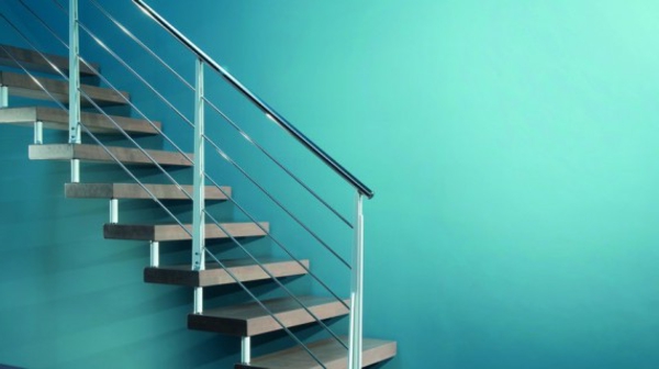 Freitragende-treppen-steinstufen-blaue-wand-super-design