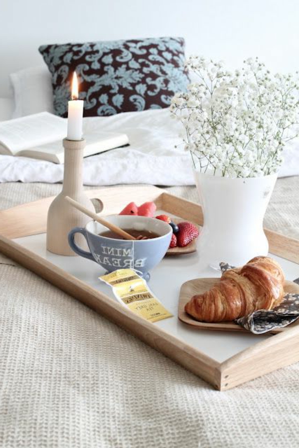 Frühstück-im-Bett-Holztablett-praktische-Idee