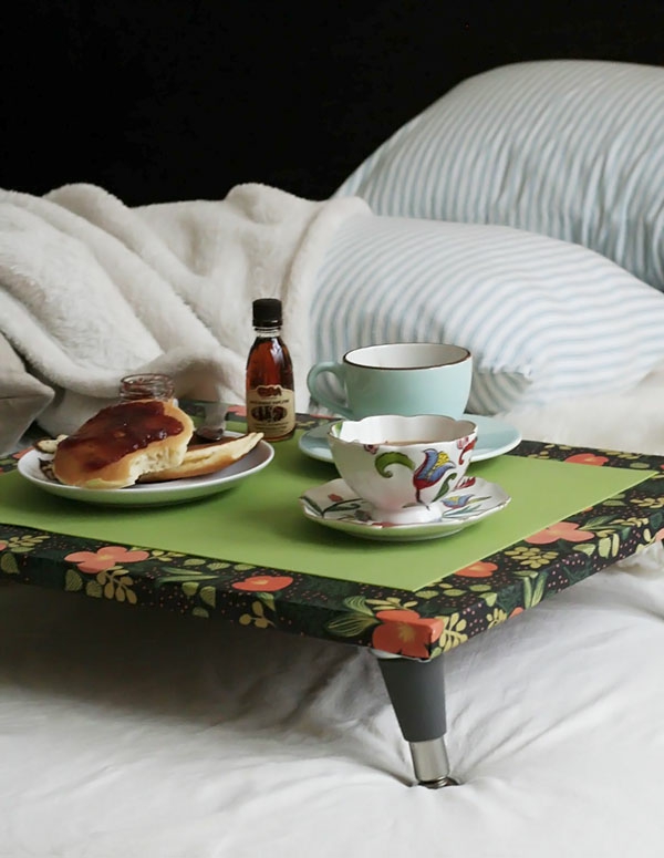 Frühstücken-im-Bett-tolles-Tablett-in-Grün