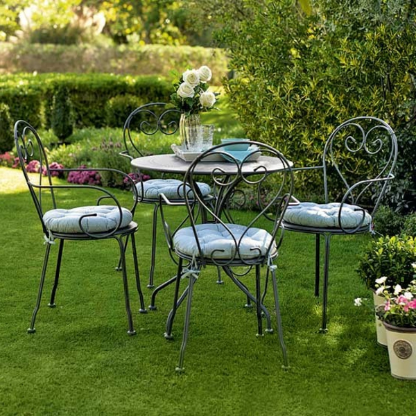 schönes-Gartenmöbelset-aus-Metall-mit-Sitzkissen