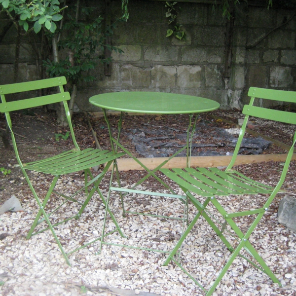 schönes-Gartenmöbelset-aus-Metall-mit-grünen-Stühlen