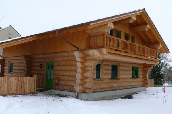 -Kanadisches-Blockhaus-aus-Holz-im-Schnee