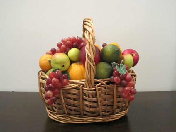 Korb-voll-mit-Obst-künstliche-Früchte-als-Deko
