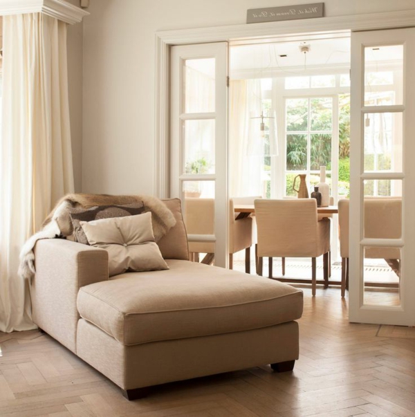 Lounge-Chair-Sessel-in-Beige-Wohnzimmerdesign