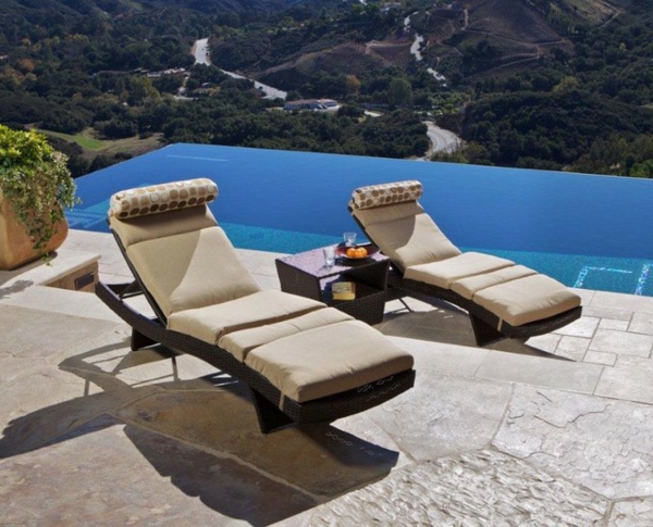 zwei-Lounge-Möbel-für-Draußen-am-Pool