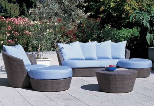 Lounge-Terrassenmöbel-aus-Rattan-blaue-Sitzkissen