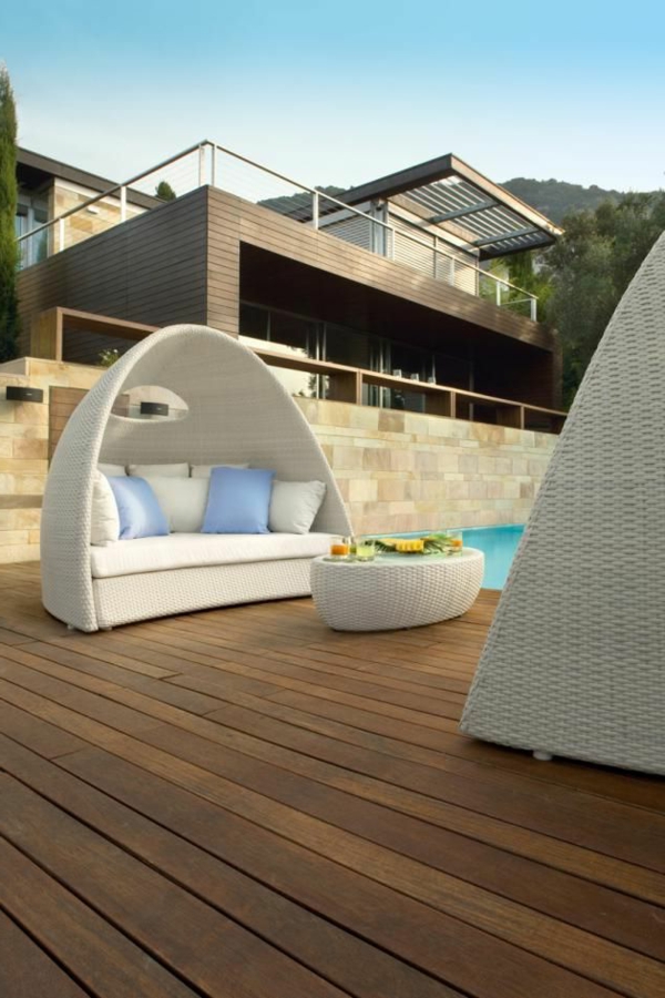 Loungemöbel-Rattan-für-Terrasse-originelles-Design-Terrasse-mit-Holzboden