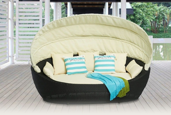 Loungemöbel-aus-Rattan-Bett-für-die-Terrasse