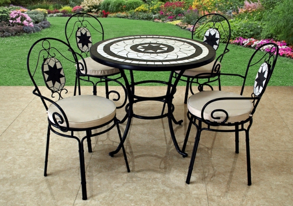 Metall-Gartenstühle-und-Tisch-im-Garten-Mozaik