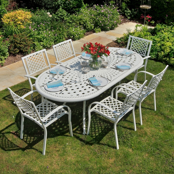 Möbelset-mit-weißen-Metallstühlen-und-Tisch-im-Gras