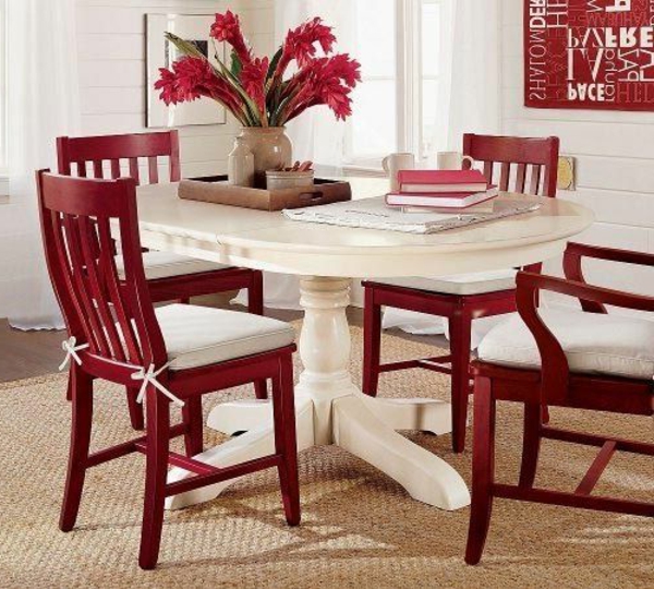 Rote-Stühle-am-Tisch-in-der-Küche-Küchengestaltungsideen